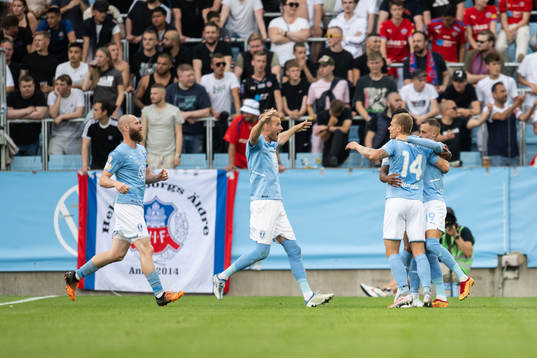 Malmö FFs Isaac Kiese Thelin jublar med lagkamrater