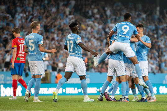 Malmö FFs Patriot Sejdiu jublar med lagkamrater