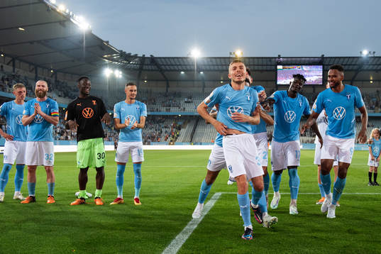 Malmö FFs Patriot Sejdiu jublar med lagkamrater