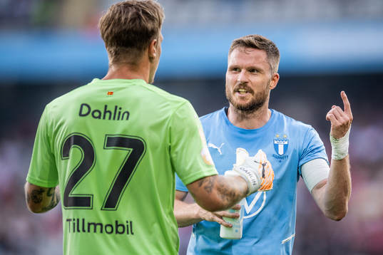 Malmö FFs Lasse Nielsen i samtal med målvakt Johan Dahlin