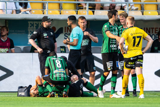 Varbergs tränare Joakim Persson diskuterar med domare
