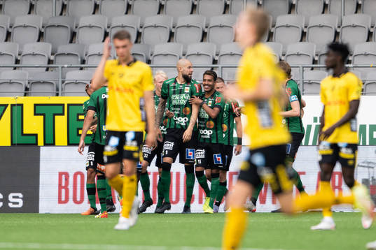 Varbergs Robin Simovic jublar med lagkamrater