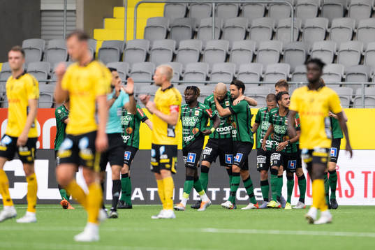 Varbergs Robin Simovic jublar med lagkamrater