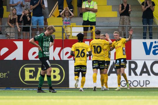 Elfsborgs Alexander Bernhardsson jublar med lagkamrater