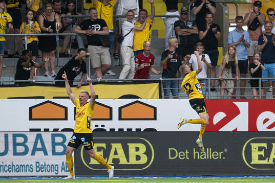 Elfsborgs Per Frick och Alexander Bernhardsson jublar