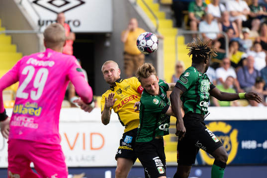 Elfsborgs Johan Larsson och Varbergs Eliton Junior och