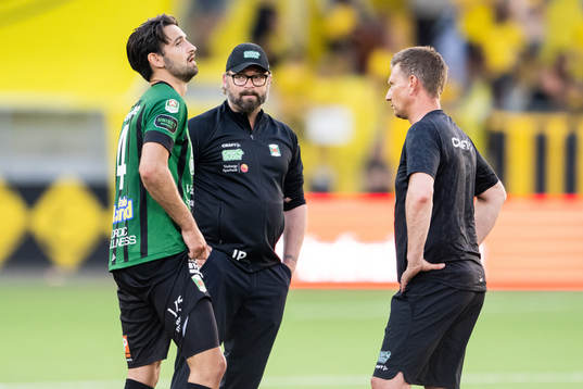 Varbergs tränare Joakim Persson diskuterar med Varbergs