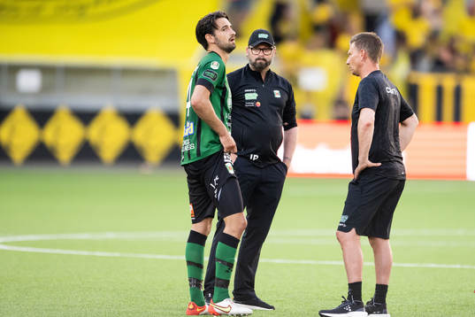 Varbergs tränare Joakim Persson diskuterar med Varbergs