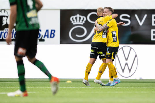 Elfsborgs Rasmus Alm jublar med lagkamrater