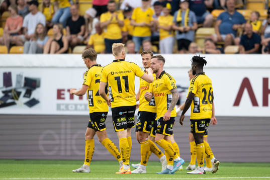 Elfsborgs Rasmus Alm jublar med lagkamrater