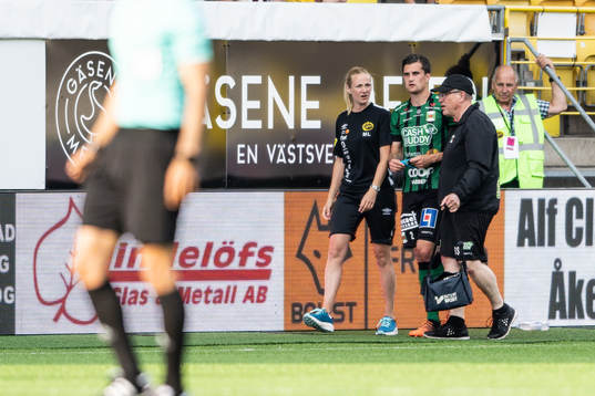 Varbergs Jon Birkfeldt får hjälp av planen