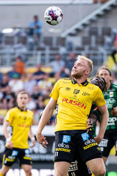 Elfsborgs Sveinn Gudjohnsen och Varbergs Gideon Mensah