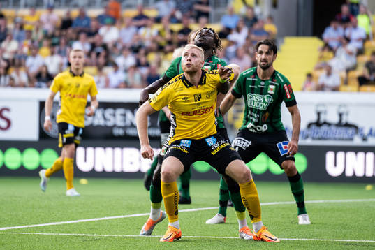 Elfsborgs Sveinn Gudjohnsen och Varbergs Gideon Mensah