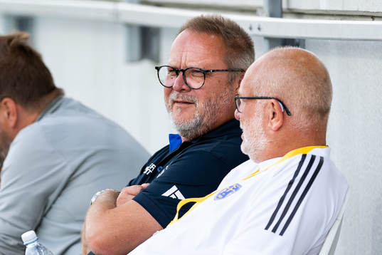 Ängelholms tränare Roar Hansen pratar med Håkan Nilsson