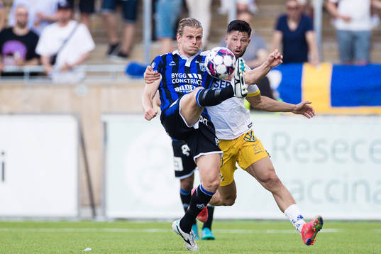 Sirius Tim Björkström och IFK Göteborgs Kevin Yakob