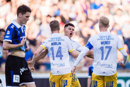 IFK Göteborgs Gustaf Norlin jublar med Alexander Jallow