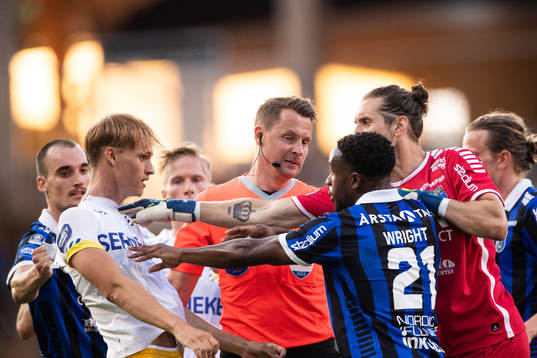 IFK Göteborgs Oscar Vilhelmsson och Sirius Kevin Wright