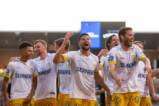 IFK Göteborgs Kevin Yakob (m) jublar med Alexander Jallow