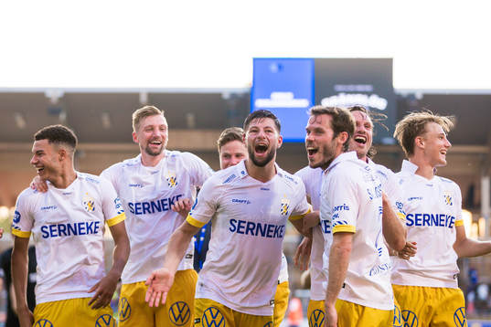 IFK Göteborgs Kevin Yakob (m) jublar med Alexander Jallow