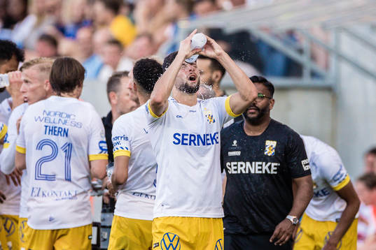IFK Göteborgs Kevin Yakob med lagkamrater i en vätskepaus