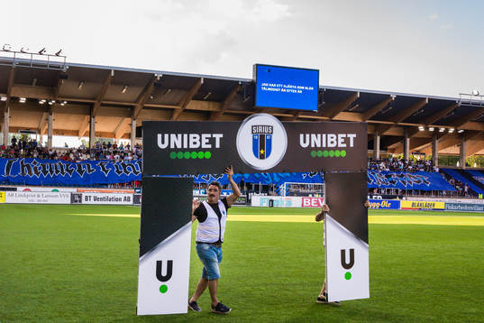 Personal bär en skylt för Unibet
