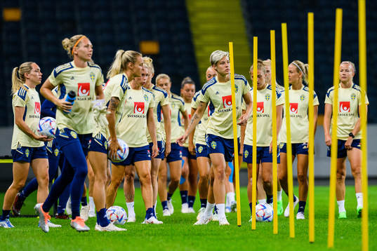 Players warm upp