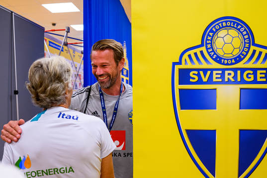 Head coach Pia Sundhage says hello to Magnus Andersson,