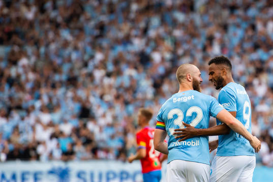 Malmö FFs Jo Inge Berget och Isaac Kiese Thelin jublar