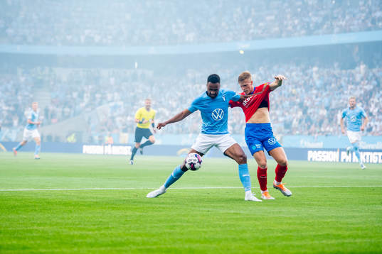 <Malmö FFs Isaac Kiese Thelin  och Helsingborgs Emil