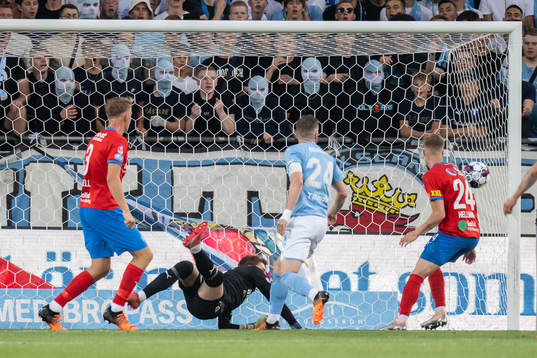 Helsingborgs målvakt Kalle Joelsson med räddning