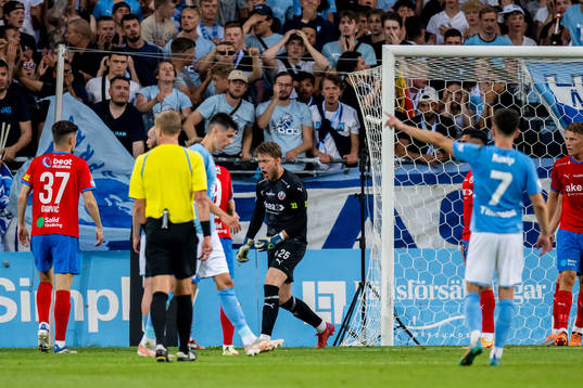 Helsingborgs målvakt Kalle Joelsson reagerar