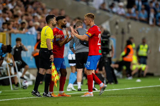 Helsingborgs  Amin Al-Hamawi  kommer in och Dennis Olsson