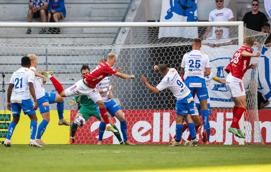 Kalmars Lars Sætra nickar in 1-0