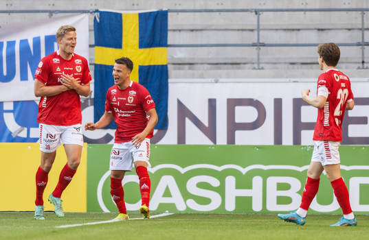 Kalmars Lars Sætra jublar Simon Skrabb och Oliver Berg