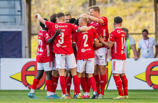 Kalmars Lars Sætra jublar med lagkamrater