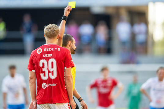 Domare Victor Wolf varnar Kalmars Lars Sætra