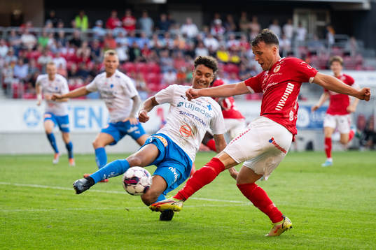 Värnamos Robin Tihi och Kalmars Simon Skrabb