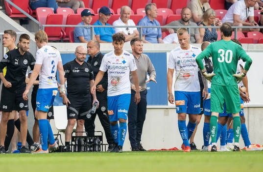 Värnamos tränare Kim Hellberg och Värnamos spelare deppar