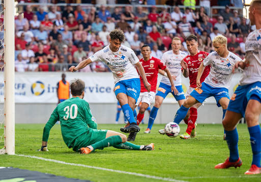 Värnamos målvakt Pilip Vaitsiakhovich och Robin Tihi