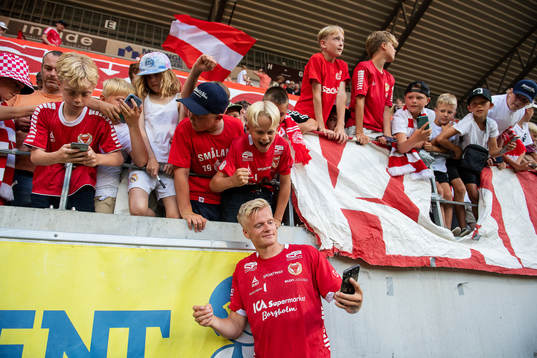 Kalmars Axel Lindahl tar selfies med publiken
