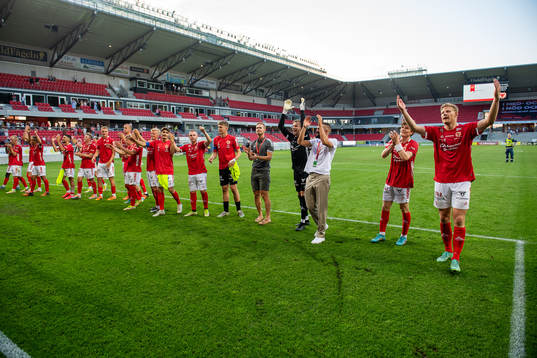 Målskytten Lars Sætra jublar med lagkamrater