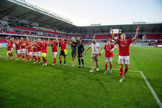 Målskytten Lars Sætra jublar med lagkamrater