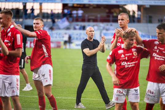 Kalmars tränare Henrik Rydström jublar med spelarna