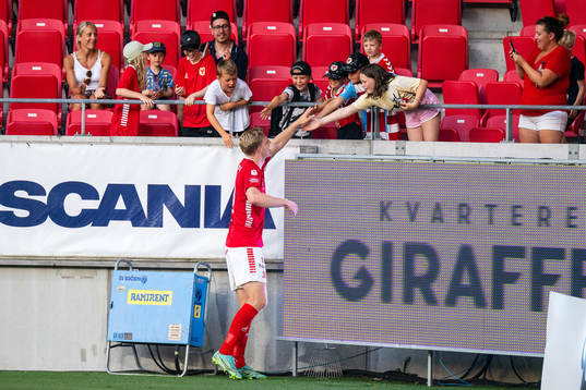 Kalmars Lars Sætra jublar med fansen