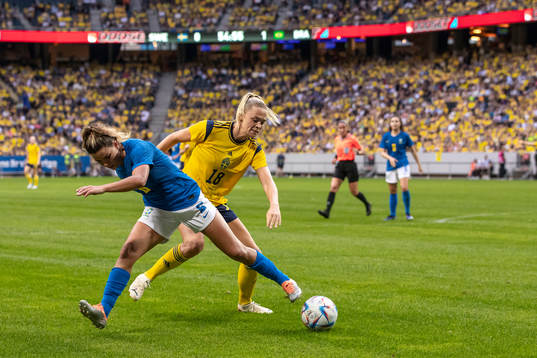 Tamires of Brazil and Fridolina Rolfö of Sweden