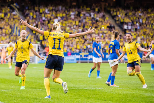 Stina Blackstenius of Sweden celebrates with Hanna Glas and