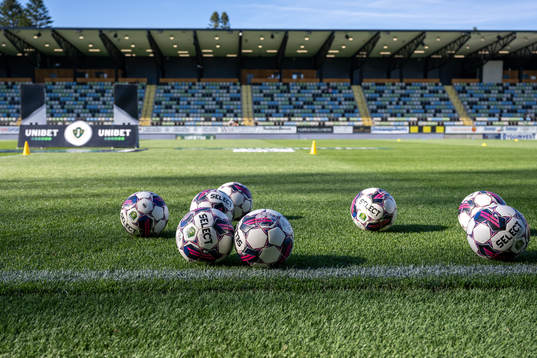Fotbollar innan fotbollsmatchen i Superettan mellan