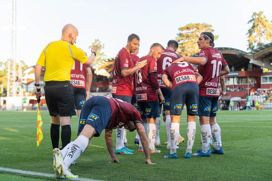 Örgrytes Ajdin Zeljkovic jublar med lagkamrater