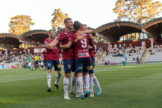 Örgrytes Ajdin Zeljkovic jublar med lagkamrater