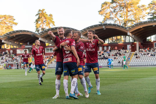 Örgrytes Ajdin Zeljkovic jublar med lagkamrater